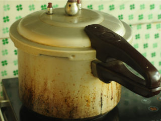 8、裙边腐竹排骨汤,扣上高压锅盖，大火烧开后再炖5分钟即可，关火排气