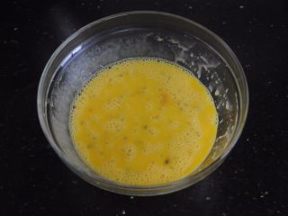 3、百香果蛋糕卷,用手动打蛋器混匀