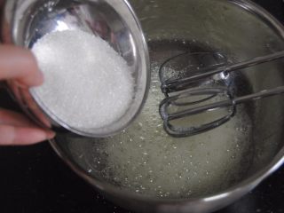 6、百香果蛋糕卷,蛋白加入细砂糖