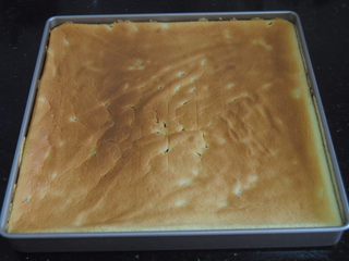 13、百香果蛋糕卷,烤好后取出放置比手温稍高一些