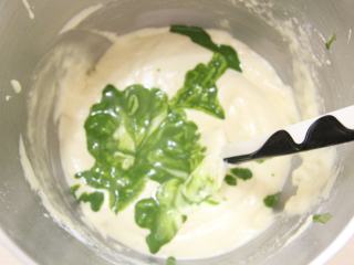 7、抹茶心形小蛋糕,加入抹茶黄油牛奶翻拌均匀。蛋糕面糊就做好了。