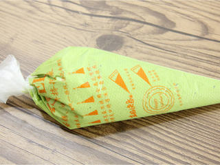 8、抹茶心形小蛋糕,装入裱花袋。方便装入模具。