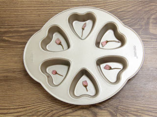 9、抹茶心形小蛋糕,樱花放在模具里。