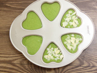 11、抹茶心形小蛋糕,放点杏仁片更好吃。