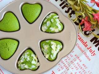 12、抹茶心形小蛋糕,放入烤箱中层,在上发热管下边,也就是烤箱最上层放上一个烤盘,这样烤出来的抹茶蛋糕就不会颜色发黄了。180度烤15分钟即可。