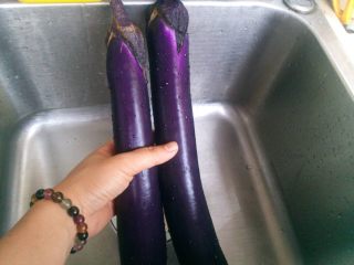 1、茄子这样做，肉都不要了,茄瓜清洗干净