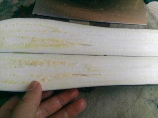 2、茄子这样做，肉都不要了,去蒂后对半切开