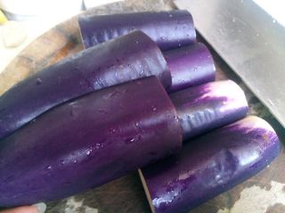 3、茄子这样做，肉都不要了,再切小段，长短视乎自家盘子长短调整