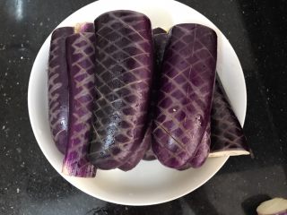 4、茄子这样做，肉都不要了,抹完盐，静置约十分钟
