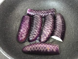5、茄子这样做，肉都不要了,茄子白色的那面先煎，看好火力别糊哟，我用中火煎的，大家视自家炉灶脾气调整火力哈