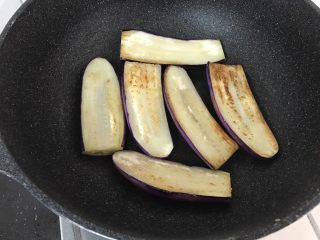6、茄子这样做，肉都不要了,煎至微焦半熟透时翻面再煎至全熟
