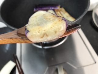 7、茄子这样做，肉都不要了,像这样，茄子由白色变成呈透明状，就是熟透了