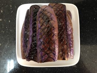 8、茄子这样做，肉都不要了,煎好，码进盘子里