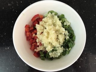 9、茄子这样做，肉都不要了,这时候，蒜剁蓉，红辣椒，䓤，香菜切碎放碗里
