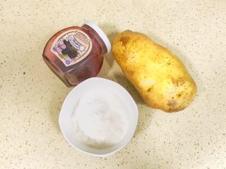 1、甜美的下午茶之蓝莓土豆球,准备食材：土豆、蓝莓酱和自制无糖酸奶