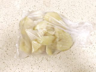 6、甜美的下午茶之蓝莓土豆球,把土豆装入食品方便袋