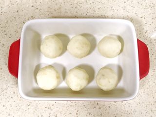 11、甜美的下午茶之蓝莓土豆球,用手搓揉成土豆球