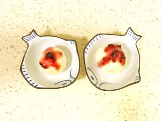 13、甜美的下午茶之蓝莓土豆球,用筷子蘸取适量的蓝莓酱，点到土豆球上，让其自然流动