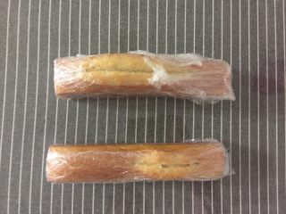 2、柠檬磅蛋糕,刷好糖衣你就要吃？急不得磅蛋糕最佳的食用时间是冰箱冷藏三天后糖已经渗入到蛋糕里面冷着吃它就是冰淇淋回温吃它就是蛋糕所以刷完糖后用保鲜膜裹好送入冷藏