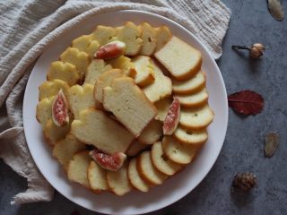 4、柠檬磅蛋糕,而且内部组织扎实细腻蛋糕散发着十分浓郁的奶香！