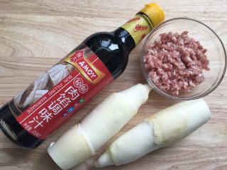 1、肉末烤茭白,备好所需食材