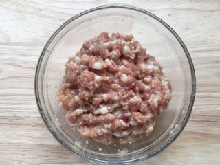 3、肉末烤茭白,朝同一方向搅拌均匀备用