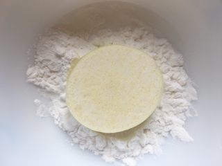 5、肉末烤茭白,再将茭白片的一面放入玉米淀粉中