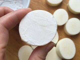 6、肉末烤茭白,用手将淀粉抹匀（薄薄的一层即可，这样可以让肉馅粘的牢固点）