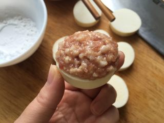 7、肉末烤茭白,再把调味好的肉馅放在上面（如图）