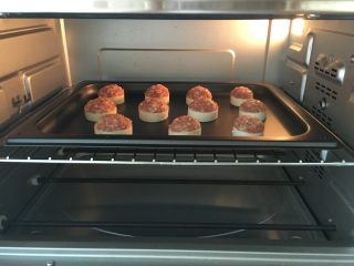 8、肉末烤茭白,依次做完后放进烤盘中，烤箱上下火160度预热5分钟，烤盘放置中层，烤制18分钟即可出炉