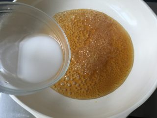 11、肉末烤茭白,把调兑好的浇汁倒入锅中，烧开后转小火，慢慢倒入水淀粉勾芡，并用勺子不停搅拌