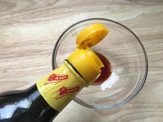 9、肉末烤茭白,调制浇汁：倒入8克肉馅调味汁和2克食用油