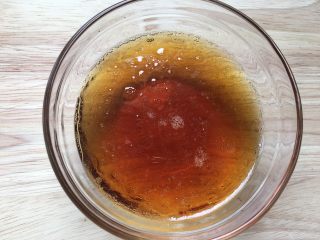 10、肉末烤茭白,再兑入半碗清水拌匀