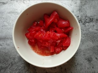 4、馅料足足的超级至尊匹萨,番茄去皮切丁