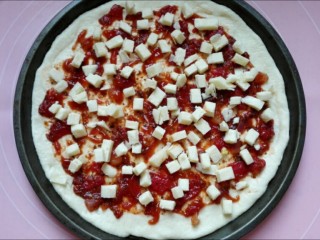 13、馅料足足的超级至尊匹萨,撒一层马苏里拉奶酪碎