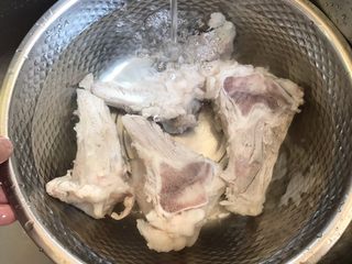 4、莲藕花生章鱼大骨汤,飞水后建议再清水洗1-2次，这样汤更清甜干净