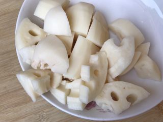 7、莲藕花生章鱼大骨汤,莲藕去皮切块