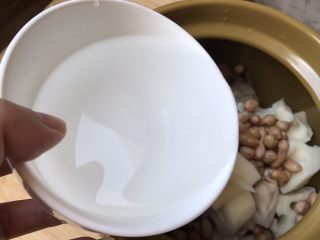 12、莲藕花生章鱼大骨汤,加入八碗清水，约2000ml