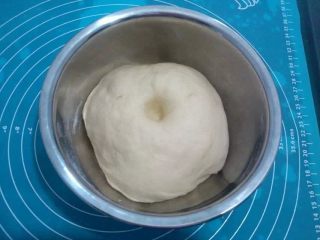 6、梅花双色土司,发酵至两倍大,用手指按压下去,洞不回缩不塌陷.