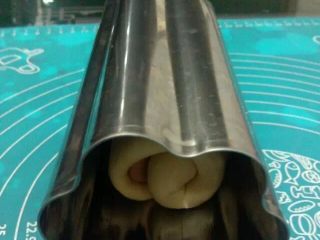 13、梅花双色土司,放入抹了油的模具中间,两边各留出相等空间,盖上两边的盖子.放入温暖处发酵至七八分满.