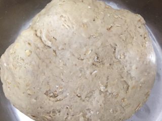2、燕麦芝士贝果~,把上面准备好的食材,除了芝士,全部放进面盆,开始疯狂揉起来吧~因为高筋面粉放得比较少,加上我比较懒,没有揉到延展度很好,如果有面包机,请果断用它的揉面功能,不然真的会累屎~然后蒙上布,发酵半小时~