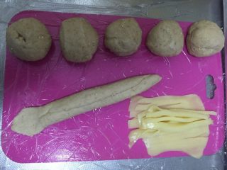 7、燕麦芝士贝果~,把面条尾部压扁,用来链接另外一头~