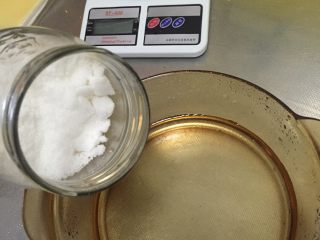 11、燕麦芝士贝果~,在发酵的时候,准备好糖水~白糖50g,水1L左右~这个可以自己掌握~看着圆胖子发酵时间差不多就可以把白糖水上锅开始煮了~