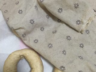 10、燕麦芝士贝果~,盖上湿布,继续发酵30min~