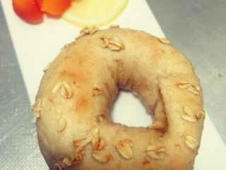 18、燕麦芝士贝果~,给贝果君稍作装饰,增加一下颜值,是不是整个圆胖子都精神了~嘿嘿~