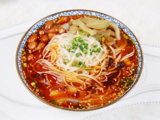 13、花样面条  麻辣火锅面,放适量酸菜，花生，撒上葱花