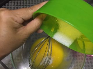 1、巧克力蛋糕卷,蛋黄打散，加入15g砂糖拌匀