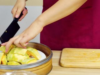 2、不煎不炸,健康养颜的美味——跨界南瓜饼,将南瓜切块放入蒸笼