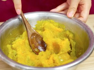 5、不煎不炸,健康养颜的美味——跨界南瓜饼,把南瓜捣成泥