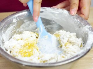 11、不煎不炸,健康养颜的美味——跨界南瓜饼,继续搅拌均匀